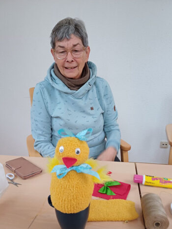 Die Gruppenleiterin Ute Christink freut sich über ihre Bastelarbeit.