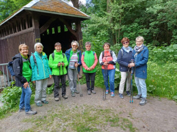 Ein gemeinsames Foto am Ende dieser Wanderung. Es gibt viel positive Resonanz. 
 Die Bewegung an der frischen Luft in der Gemeinschaft und der schönen Natur des Schwarzatales, hat bei den Teilnehmern viel für ihr Wohlbefinden beigetragen.