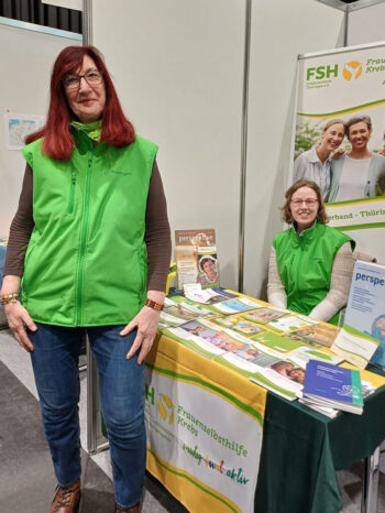 Die Gruppenleiterin der FSH-Gruppe Erfurt Regina Glück am Info-Stand.