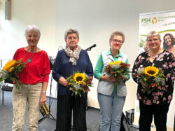 Ehrung von Teilnehmerinnen, die sich besonders um an Brustkrebs erkrankten Frauen einsetzten und ihnen halfen, diese Krankheit zu bewältigen.