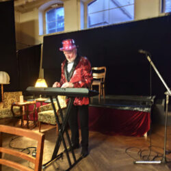 Gesundheits- und Ernährungsberater gab auf humorvoller Weise Tipps zum Thema Ernährung, auch musikalisch.